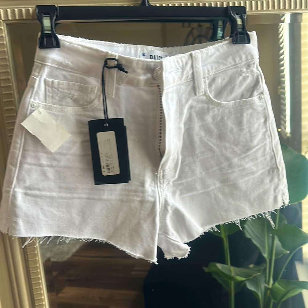 🚨 Who want the last pair‼️ Crisp white short